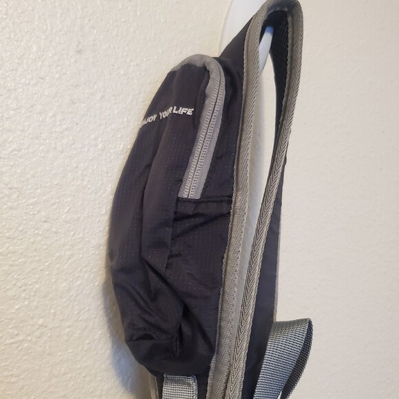 Waterfly Sling Pack - Black Gray Adjustable Strap Pockets Zippered NWT - Picture 16 of 16